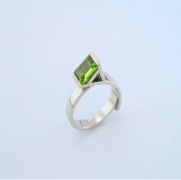 Anillo en plata ley 950 con gema semipreciosa