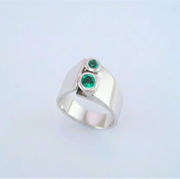 Anillo en plata ley 950 con esmeralda colombiana