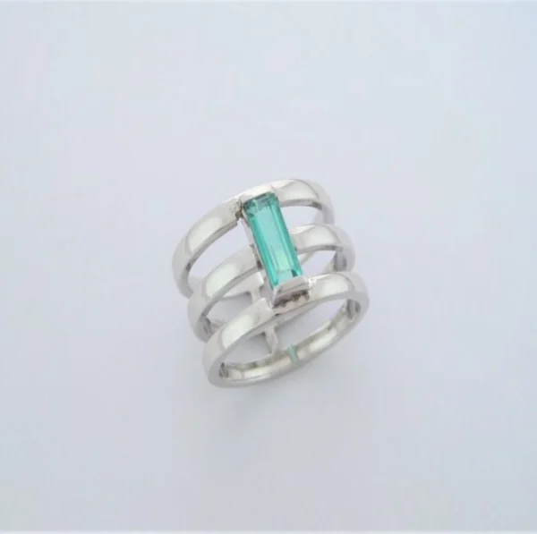 Anillo en plata ley 950 con esmeralda colombiana
