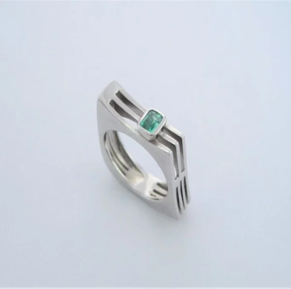 Anillo en plata ley 950 con esmeralda colombiana
