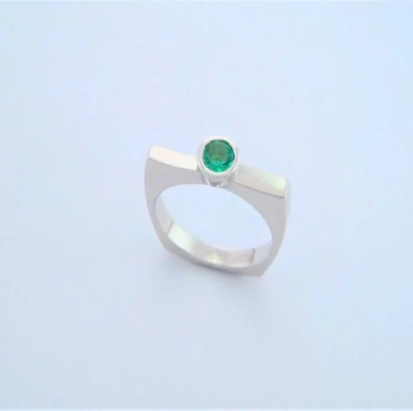 Anillo en plata ley 950 con esmeralda colombiana