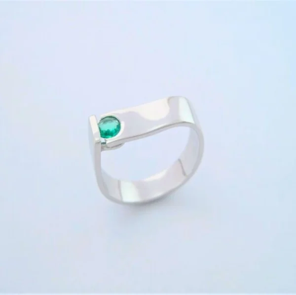 Anillo en plata ley 950 con esmeralda colombiana