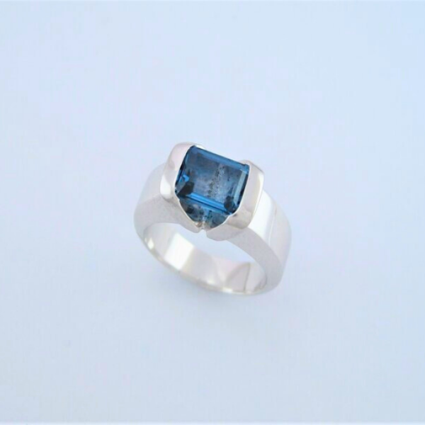 Anillo en plata ley 950 con gema semipreciosa