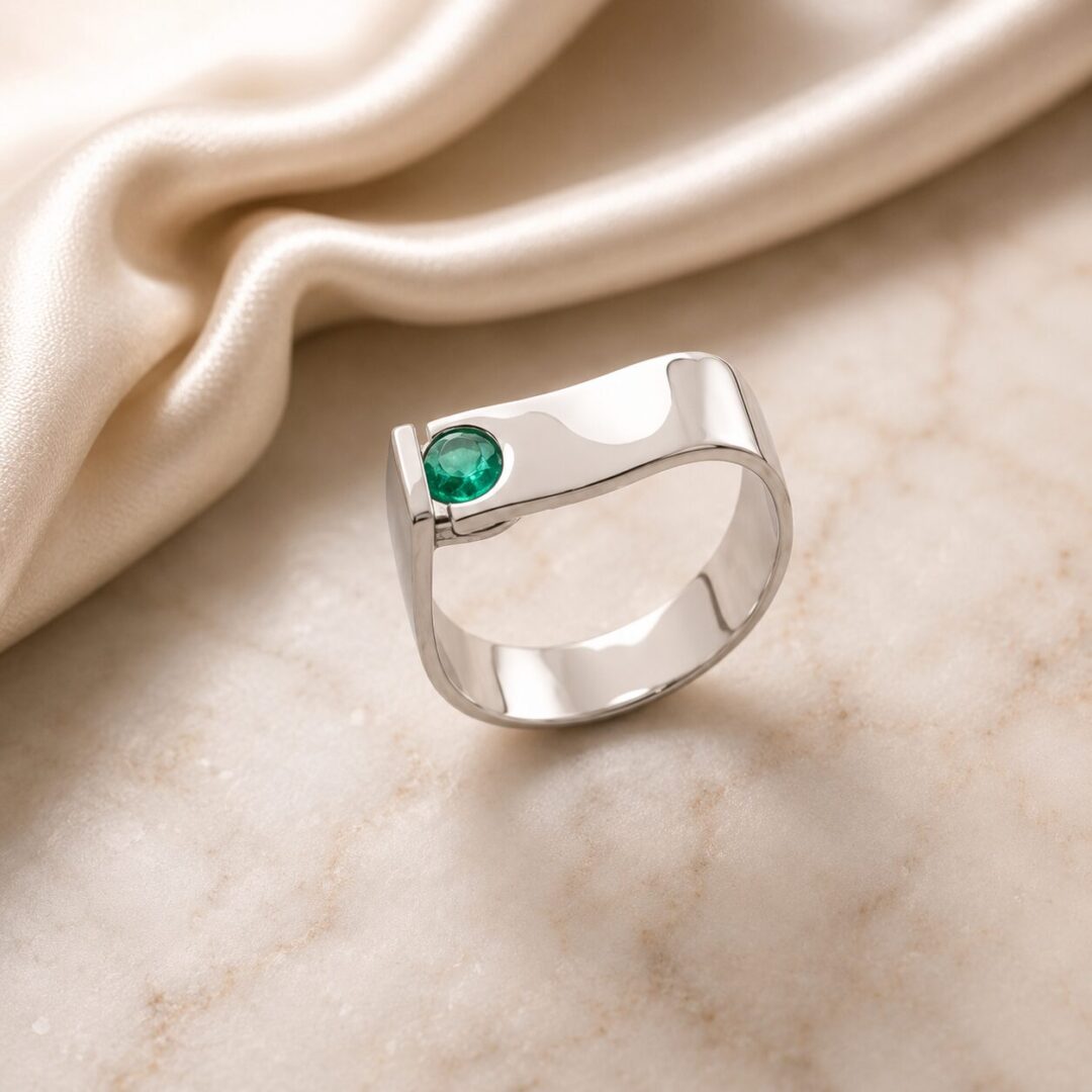 Anillo en Plata Ley 950 con Esmeralda Colombiana