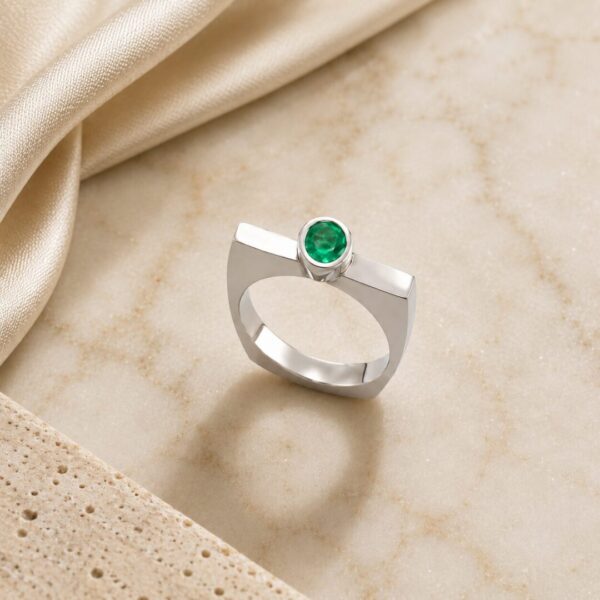 Anillo en Plata Ley 950 con Esmeralda Colombiana