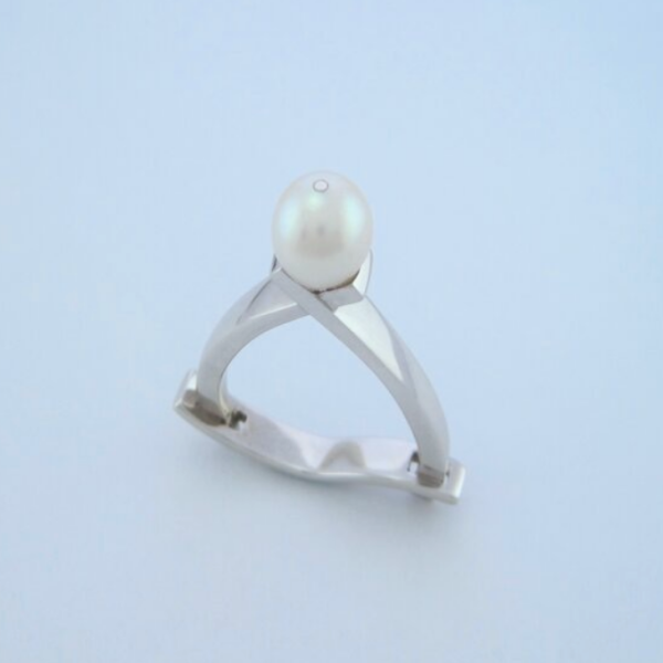 Anillo en plata ley 950 con perla natural de cultivo