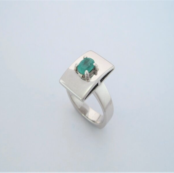 Anillo en plata ley 950 con esmeralda colombiana