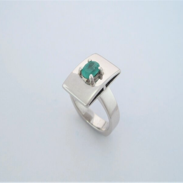 Anillo en plata ley 950 con esmeralda colombiana