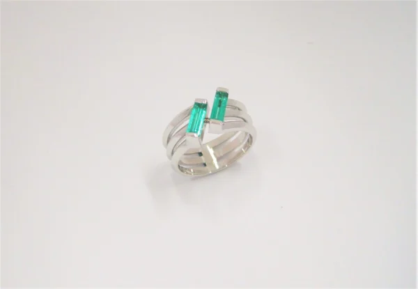 Anillo en oro ley 750 o 18 kt con esmeralda