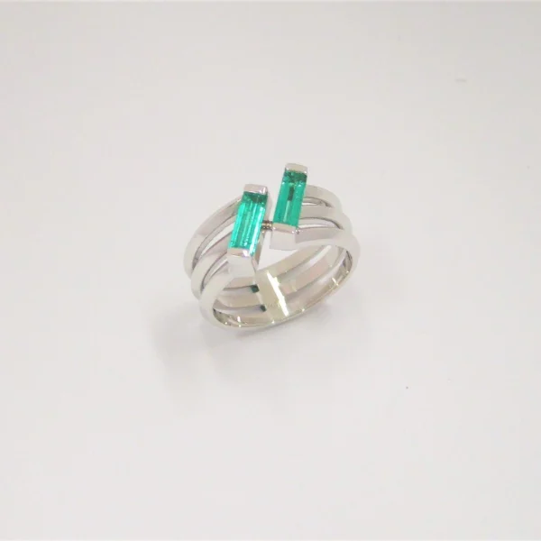Anillo en oro ley 750 o 18 kt con esmeralda