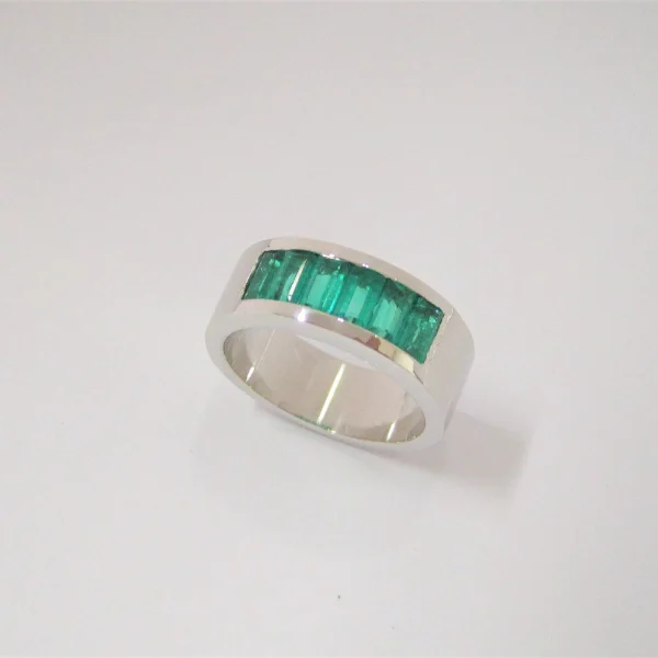 Anillo en oro ley 750 o 18 kt con esmeralda