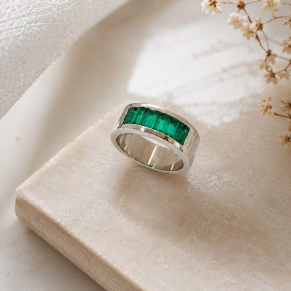 Anillo en Oro Ley 18 kt con Esmeralda Colombiana