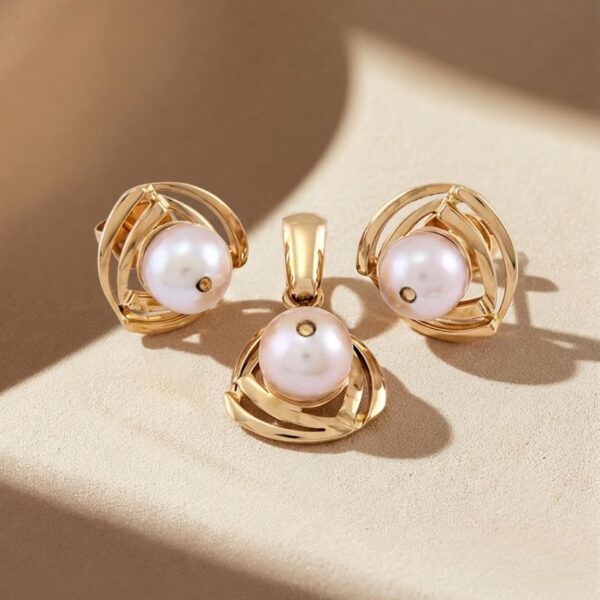 Juego de Aretes y Dije en  Oro Rosado Ley 18 Kt con Perlas