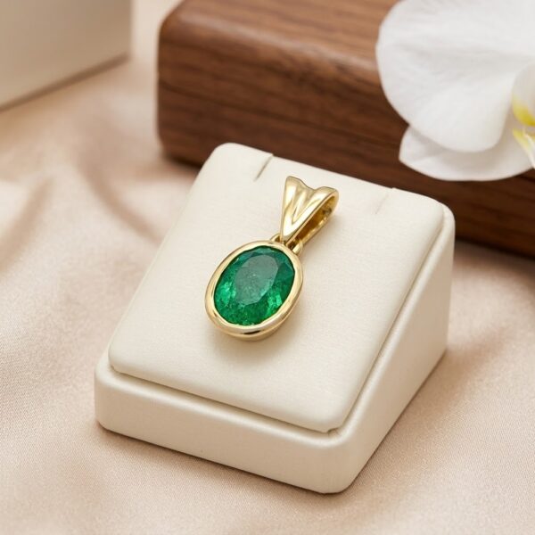 Dije en Oro Ley 18kt con Esmeralda Colombiana