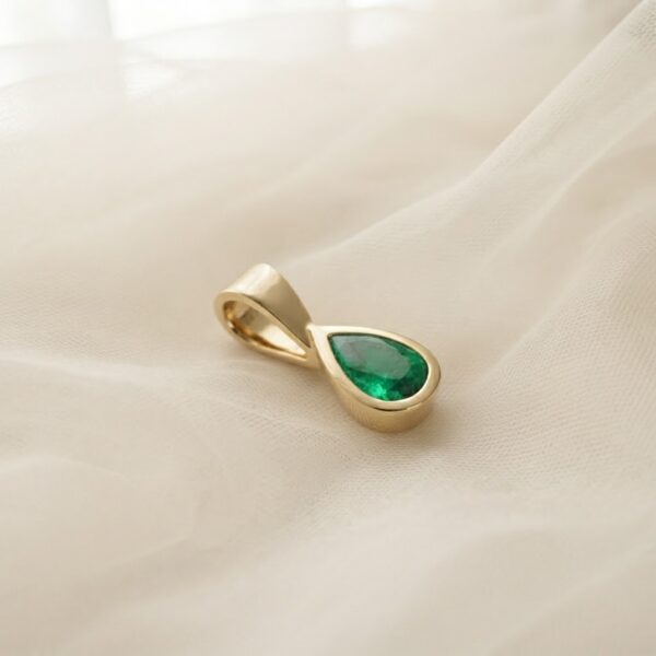 Dije en Oro Amarillo Ley 18 kt con Esmeralda Colombiana