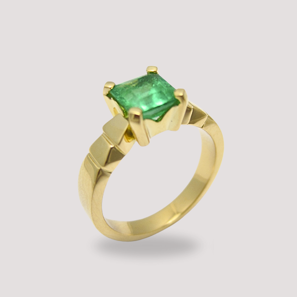 Anillo de Compromiso de Oro y Esmeralda Chia