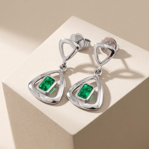 Pendientes en Oro Blanco Ley 18kt con Esmeraldas Colombiana