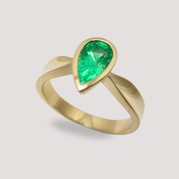 Anillo de Compromiso de Oro y Esmeralda Chia