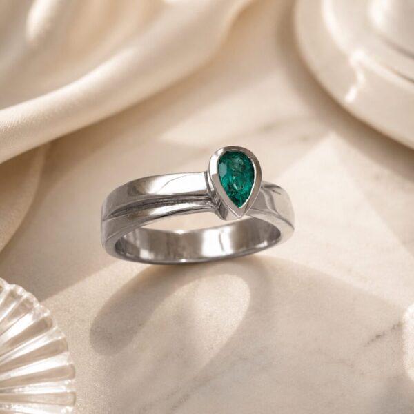 Anillo en Oro Blanco Ley 18 kt con Esmeralda Colombiana