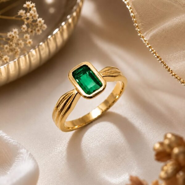 Anillo en Oro Ley 18 kt con Esmeralda Colombiana