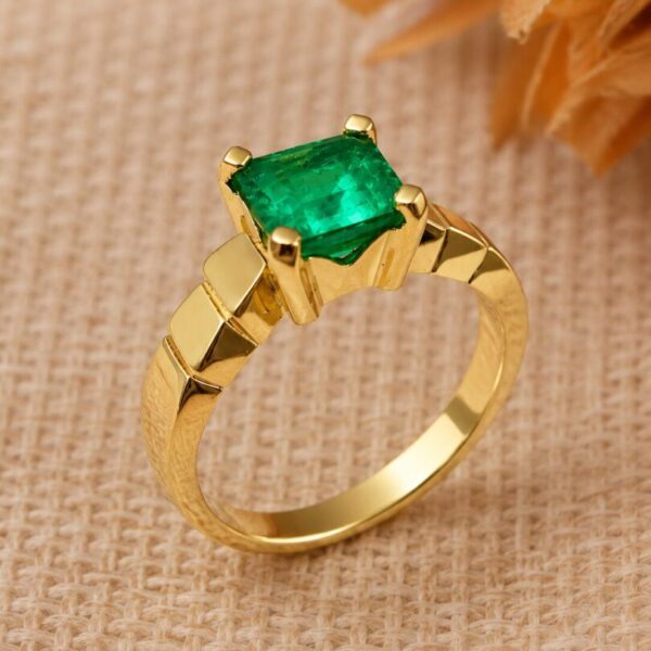 Anillo en Oro Ley 18 kt con Esmeralda Colombiana