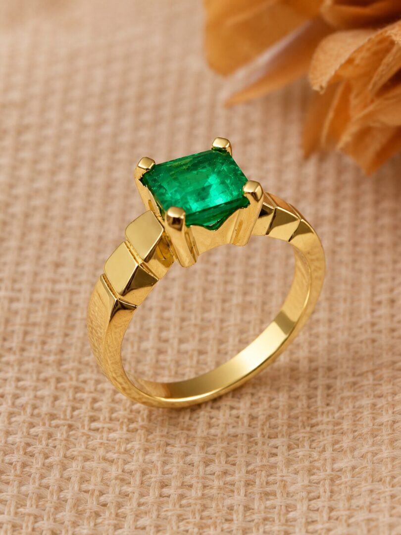 Anillo en Oro Ley 18 kt con Esmeralda Colombiana