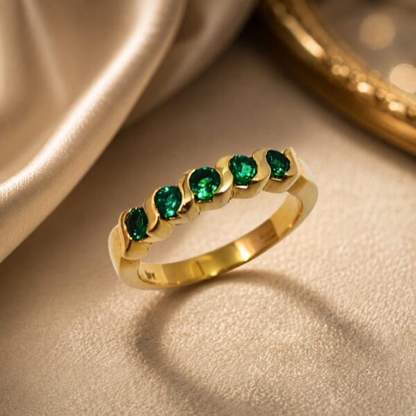 Anillo en Oro Ley 18 kt con Esmeraldas Colombianas