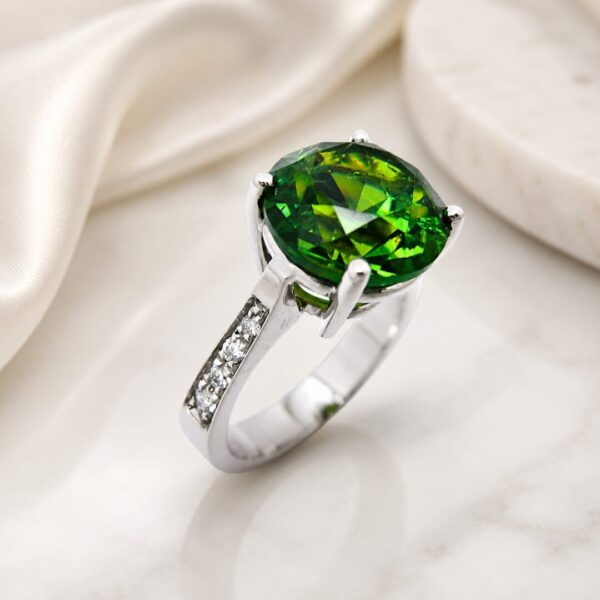 Anillo Oro Blanco Ley 18 kt con Diamante Verde