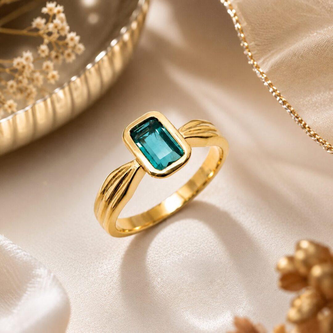 Anillo en Oro Ley 18 kt con Esmeralda Colombiana