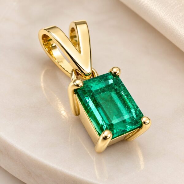 Dije Oro Ley 18 kt con Esmeralda Colombiana