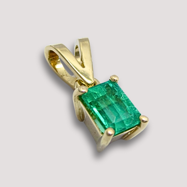 Aretes de Oro con Esmeralda