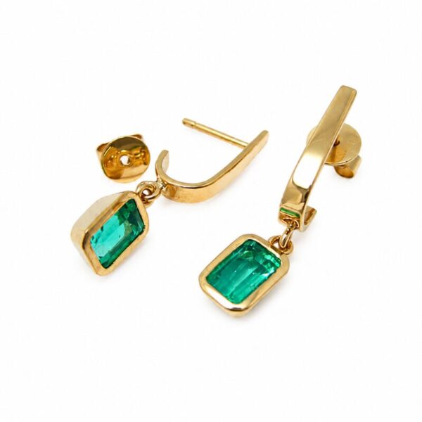 Aretes en oro amarillo ley 18 kt con esmeralda
