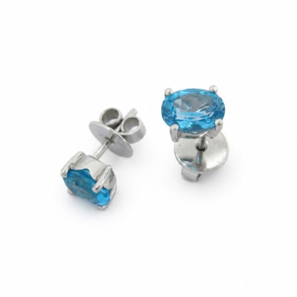 Topos en oro blanco ley 18 kt  con topacio azul