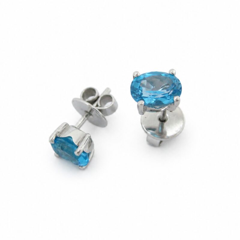 Topos en Oro Blanco Ley 18 kt con Topacio Azul