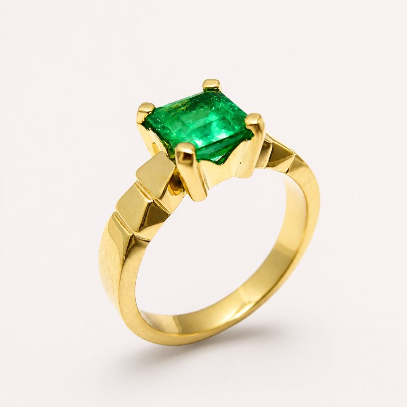 Anillo en Oro Ley 18 kt con Esmeralda Colombiana