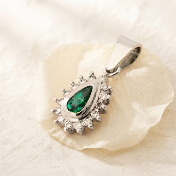 Dije en Oro Blanco Ley 18 kt con Esmeralda  y Diamantes
