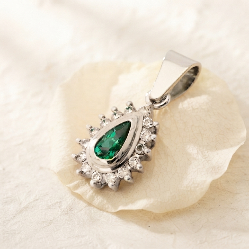 Dije en Oro Blanco Ley 18 kt con Esmeralda y Diamantes