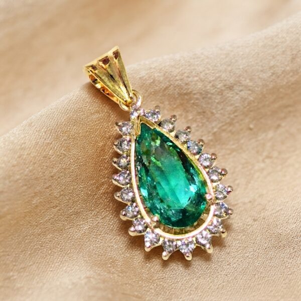 Dije en Oro Ley 18 kt y Esmeralda Colombiana y Diamantes