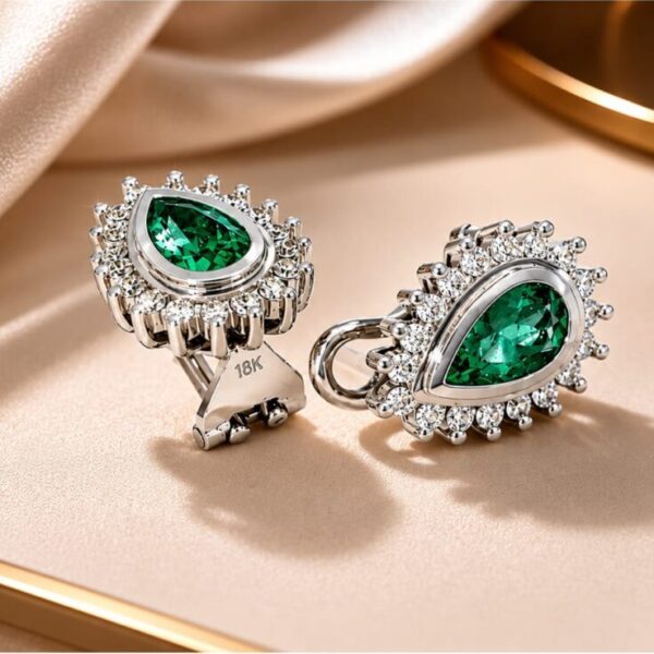 Topos en Oro Blanco Ley 18 kt con Esmeralda y Diamantes