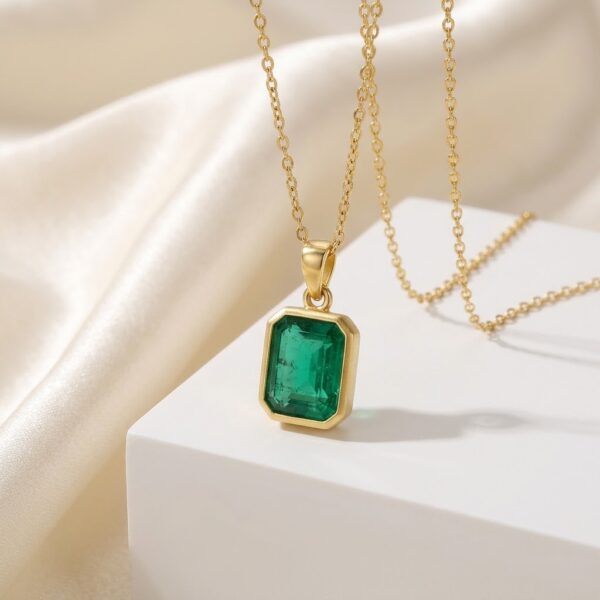 Dije Oro Ley 18 kt con Esmeralda Colombiana