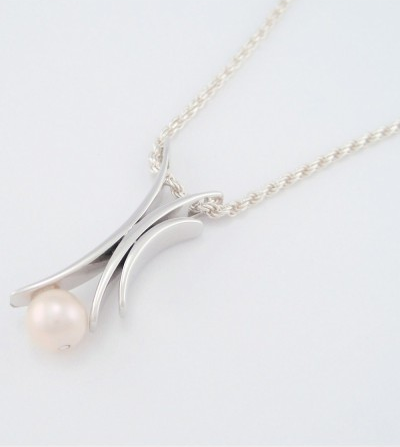 Dije en plata ley 950 con perla natural de cultivo