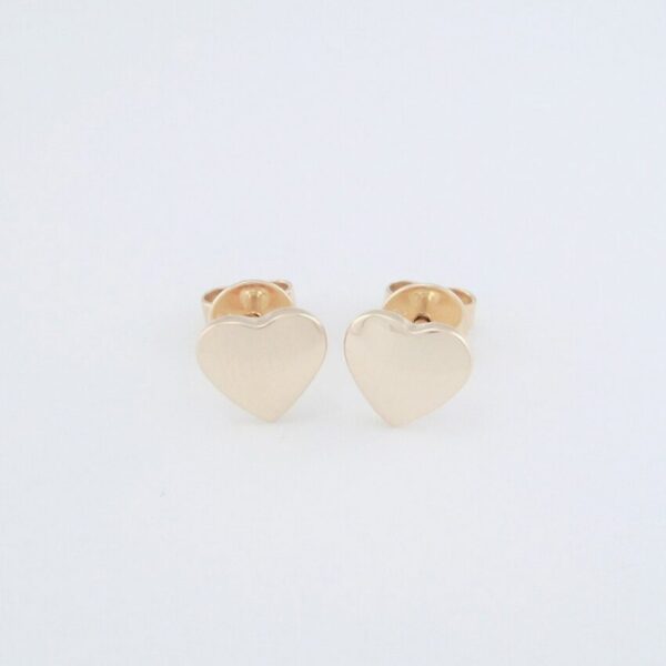 Aretes en oro amarillo de 18 kt con diseño de corazón