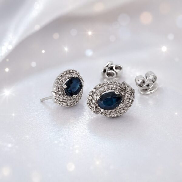 Aretes en Oro Blanco de 18 kt con  Zafiro y Diamantes