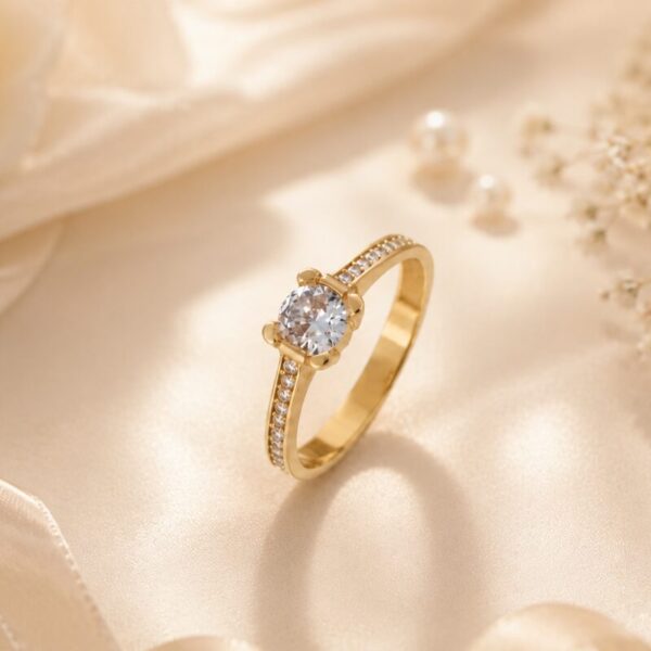 Anillo de Compromiso en Oro Amarillo de 18 kt con Circones