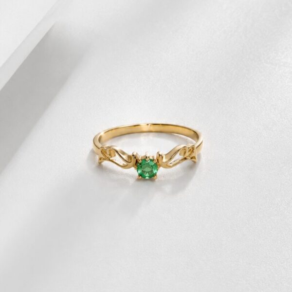 Anillo en Oro Amarillo 18 kt con Esmeralda Colombiana