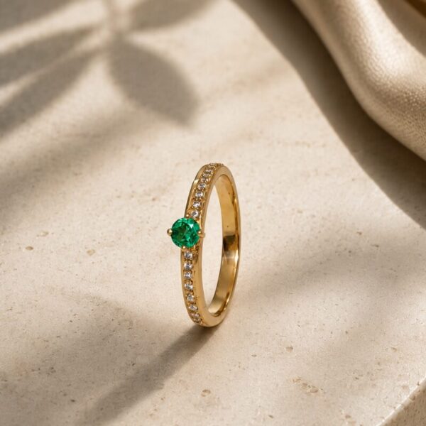 Anillo en Oro 18 kt con Esmeralda Colombiana